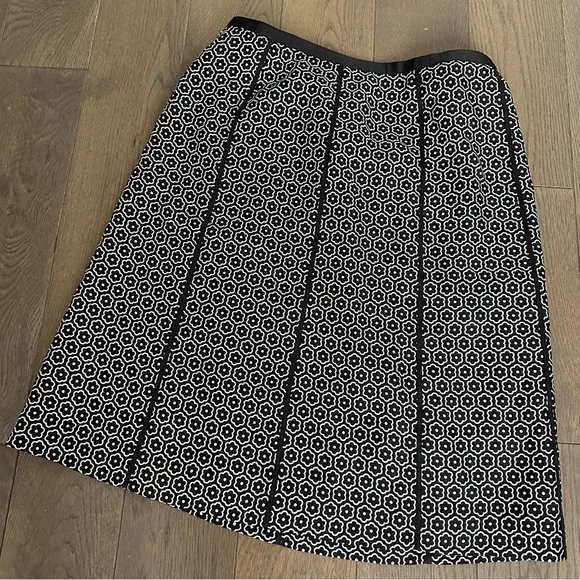 Ann Taylor Black and White Flower Print 100% Silk Skirt Size 8 - Picture 1 of 4